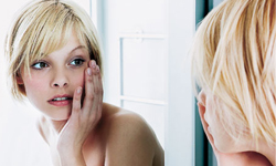 在鏡中看見的自己比較美？女性照鏡子的心理研究 iBeauty、減輕心理壓力、自戀、亮點美、鏡子