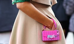 黛安克魯格的唉鳳穿什麼？潮流手機殼街拍 iphone、手機殼、街拍、時尚、手機