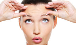 現在就要開始關注的危險敵人！抬頭紋的形成原因&預防方法 皺紋、保養、抬頭紋、臉部、運動