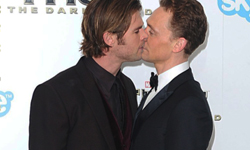 洛基雷神床頭吵床尾和！《雷神2》養眼爆笑的兄弟鬩牆畫面大公開 復仇者聯盟、雷神索爾2：黑暗世界、娜塔莉波曼、克里斯漢斯沃、湯姆希德斯頓