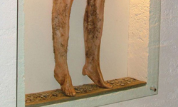 硬幣塞私處，包你發大財？！附腿毛和生殖器的幸運人皮褲 獵奇、人皮、皮褲、巫毒、咒語