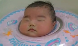 寶寶睡得香甜大人看到崩潰　讓人無限溺愛的嬰兒泡澡畫面 嬰兒、寶寶、睡覺、游泳、泳圈