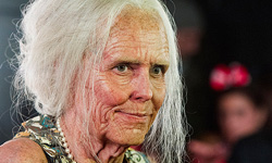 這位老太婆是誰？萬聖節女王海蒂克隆再次驚人出擊！ 萬聖節、海蒂克隆、Heidi Klum、裝扮、萬聖節派對