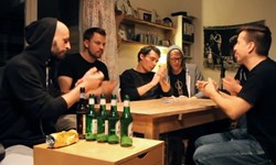 酒瓶就是樂器！德國帥哥樂團Rakede的桌上音樂會 Rakede、Tischkonzert、Table Concert、即興創作