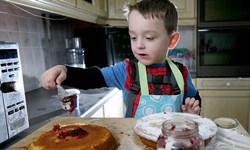 做了蛋糕卻無法享用…努力克服罕病的小小烘焙王Theo Carnie Theo Carnie、罕見疾病、蛋糕、烘焙、廚師