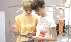 大驚！原來大餅臉是這樣造成… VOGUE、大餅臉、低頭、細紋、鹽分、油炸物、按摩、柳燕、乳液、乳霜、V小臉