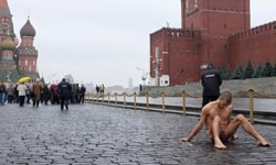 戰鬥民族表示蛋疼！俄男全裸下體釘地抗議法 俄羅斯、戰鬥民族、下體、抗議、Pyotr Pavlensky