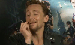 搞笑、跳舞、模仿都難不倒！最呆萌的英國男星Tom Hiddleston造神運動開跑 Tom Hiddleston、洛基、少女時代、索爾、雷神