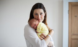 從今天起就是媽媽永遠的寶貝　母親和新生兒的第一次見面 Jenny Lewis、One Day Young、母親、嬰兒、新生