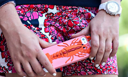 手機上的海鮮大餐？名牌推出的龍蝦手機殼 Tory Burch、龍蝦、手機殼