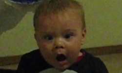 是看到鬼喔？無限驚奇的天生戲精寶寶 可愛、寶寶、嬰兒、驚訝、球