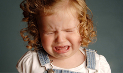 你為什麼而哭？不同情緒的眼淚在顯微鏡底下長得不一樣 眼淚、顯微鏡、攝影、The Topography of Tears、Rose Lynn Fisher