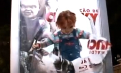 整人大作戰：深夜公車站遇見鬼娃恰吉 鬼娃、恰吉、電影、惡作劇、整人