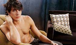 小動作猜猜他的心！解讀男生的肢體語言    私話題、兩性、肢體語言