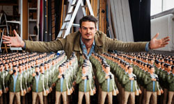 您好這是我的公仔！不發名片改發公仔的超自戀攝影師 Jens Lennartsson、行銷、公仔、攝影師、藝術