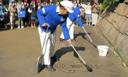 用拖把畫出迪士尼卡通明星！身懷絕技的迪士尼清潔工 迪士尼、卡通明星、迪士尼清潔工、東京迪士尼樂園、塚越徹