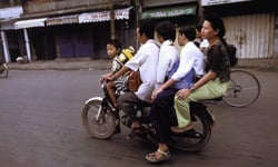 三貼在這裡根本不夠看！越南街道上的超載機車攝影 越南、機車、三貼、超載、攝影、Hans Kemp、藝術