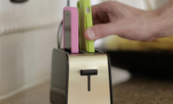 把你的哀鳳拿去烤？超可愛烤吐司機造型手機充電器 foaster、烤吐司機、烤麵包、iPhone、iPhone 5