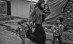 以黑白紀錄戰時的片刻寧靜　敘利亞難民營攝影集 敘利亞、難民、攝影、Domiz camp、Khaled Hasan