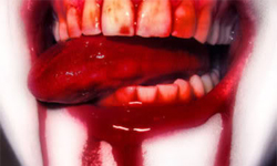 變調的啤酒節！爆乳女郎狠咬男子舌頭 Oktoberfest、德國、慕尼黑啤酒節、咬舌、咬嘴唇