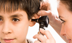 耳道開出蒲公英！原來孩子的耳朵裡都藏這些東西 嬰兒、耳朵、蒲公英、獵奇、噁心