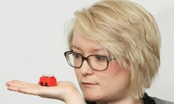 幻想身體不斷變大！真人版愛麗絲夢遊仙境症候群 Abigail Moss、愛麗絲夢遊仙境症候群、Alice in Wonderland Syndrome、AIWS、罕見疾病