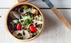 嫩煎雞胸金黃色澤　香雞佐帕瑪森起司沙拉 4F、4F COOKING HOME、雞胸肉、沙拉、橄欖油、大蒜、義大利香醋、雞高湯、