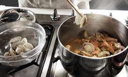 滿滿一口濃郁滋味　海鮮巧達濃湯 4F、4F COOKING HOME、海鮮巧達濃湯、馬鈴薯、蝦殼、蛤蠣、培根、洋蔥、西洋芹、鮮奶油