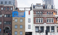 顛倒世界真實版？大門開在屋頂上的幽默建築藝術 英國、建築、Blackfriars Road、公共藝術、Alex Chinneck