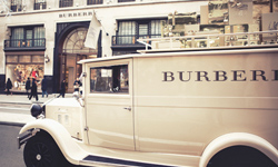 紅色綠色都落伍了？Burberry禮物車給你金光閃閃聖誕節 Burberry、禮物車、金光閃閃、聖誕節、burberry with love for christmas 2013