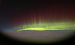 飛行中的美麗時刻　飛機窗旁遇見極光的縮時攝影 飛機、極光、北極、縮時攝影、Paul Williams