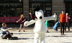 史努比現身紐約街頭！仿動畫片段的歡樂快閃舞 史努比、查理布朗、Snoopy、快閃、紐約