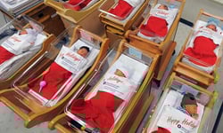 聖誕節給爸媽最棒的禮物！包著聖誕襪的新生兒 聖誕、禮物、聖誕襪、新生兒