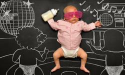 黑板上的寶寶  新生兒的一百種奇想Blackboard Adventures    BLACKBOARD ADVENTURES、黑板、攝影、Anna Eftimie