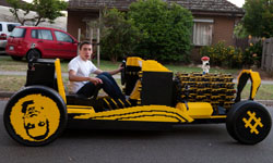 他把玩具變大了！50萬片積木打造可以開上路的樂高車 樂高積木、玩具、汽車、Steve Sammartino、Raul Oaida