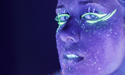 以後辦趴就這樣玩！讓螢光顏料塗滿臉的霓虹攝影輯 Hid Saib、巴西、霓虹、宇宙、螢光