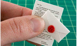 新年賀卡送什麼？快來世界最小的郵局寄張卡片吧！ 郵局、信、賀年卡、明信片、包裹、Lea Redmond