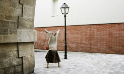 巴黎街頭驚見無頭矮人？世界在我頭下的倒立攝影 巴黎、無頭矮人、倒立、攝影、Patrice Letarnec、Head Over Heels、法國、、藝術