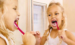 刷個牙也可以瘦身？刷牙時可做的正確瘦身姿勢 ibeauty、生活、運動、身體、刷牙