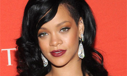 人家小捲髮變阿嬤，她就是時尚！蕾哈娜髮型史 蕾哈娜、Rihanna、Riri、髮型、造型