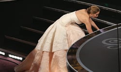 妞快報：珍妮佛勞倫斯會摔倒全因為食物！？ 妞快報、珍妮佛勞倫斯、Jennifer Lawrence、摔倒、奧斯卡