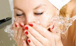 女生要小心！4種卸妝NG行為讓嫩臉肌膚「落漆」 ibeauty、女生、浴室、皮膚、卸妝