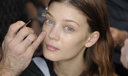 痘痘是該擠破還是遮瑕好呢？皮膚科專家現身說法！ VOGUE、痘痘、遮瑕膏、治痘藥膏、