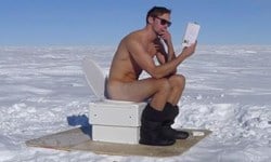 妞快報：亞歷山大斯嘉德超愛裸體！ 妞快報、Alexander Skarsgard、裸體、雪地、噬血真愛