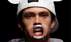 台上台下都在憋笑？伸展台驚見齜牙咧嘴怪招 Bobby Abley、倫敦、時裝、時尚、品牌、模特兒、男模、帥哥、性感、搞笑、惡搞、崩壞、迪士尼、諷刺、反諷