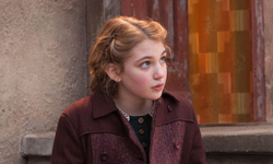 蘿莉以文字對抗戰火 《偷書賊》找到生命的感動 書本、防空洞、偷書賊、蘿莉、文字、生命、力量、堅強、電影、感動、馬克斯蘇薩克、布萊恩派西佛、蘇菲奈里斯、艾蜜莉華森、傑佛瑞洛許、Geoffrey Rush、Emily Watson、Sophie Nélisse、Brian Percival、Markus Zusak