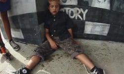 紐西蘭8歲男孩醉倒路邊　無悔意辯稱「我已經快9歲了」 紐西蘭、8歲、男孩、喝醉、威士忌