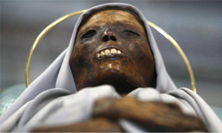 母屍化木乃伊坐守餐廳　10年後兒子死在她對席 屍體、母親、母屍、老媽、死人、木乃伊、男子、阿根廷、餐廳、Claudio Alferi、Margarita Aimar de Alferi