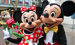 鼻子酸酸！扮米妮維生的老爺爺 米妮、老爺爺、米奇、重慶、老翁