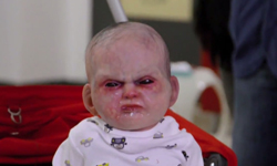 包準嚇到閃尿！鬼嬰街頭尬嬰兒車狂吐奶 惡靈嬰拭、Devil’s Due、宣傳、整人